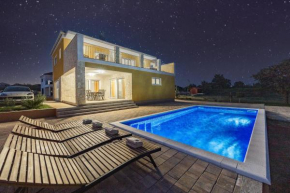 Enchanting Vacation Villas with Pool and Jacuzzi